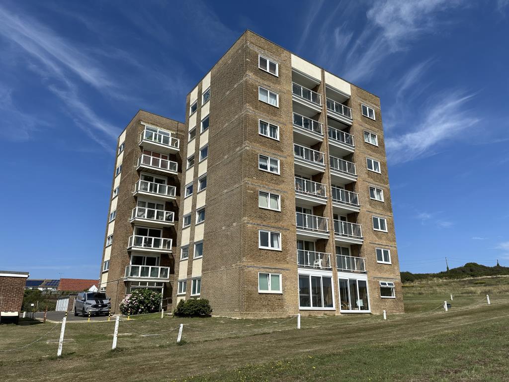 Lot: 50 - FIRST FLOOR FLAT WITH SEA VIEWS AND GARAGE - Outside of Block of Flats